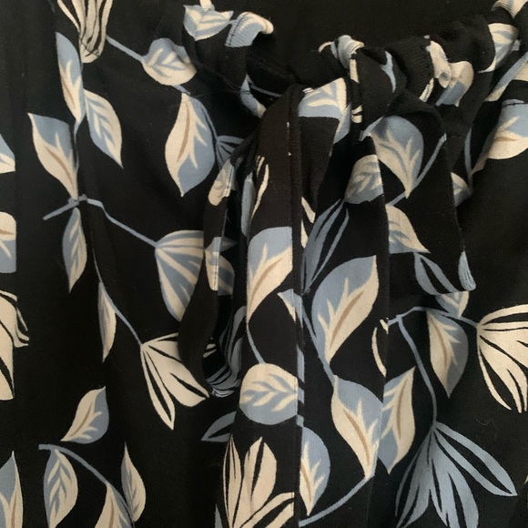 Like New J. Jill Navy Blue Floral Vine Design SZ Large Petite, can fit Large Reg - Picture 7 of 7